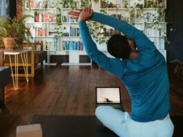 근육, 이제는 ‘건강 자산’…일상에서 실천하는 간단 근육 관리법 a man doing yoga in a living room