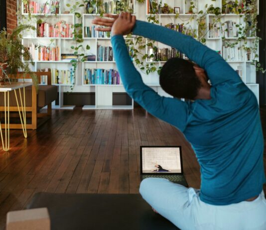 근육, 이제는 ‘건강 자산’…일상에서 실천하는 간단 근육 관리법 a man doing yoga in a living room