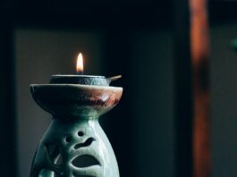 집에서도 손쉽게 실천하는 ‘마음챙김 명상’, 바쁜 일상에 쉼표를 찍다 rule of thirds photography of lit candle