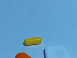 변하는 식탁 위 건강, 한국인의 영양 & 보충제 활용법 A group of three pills sitting next to each other