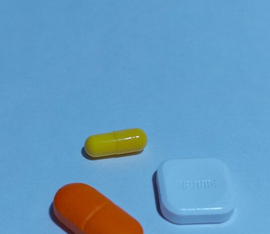 변하는 식탁 위 건강, 한국인의 영양 & 보충제 활용법 A group of three pills sitting next to each other