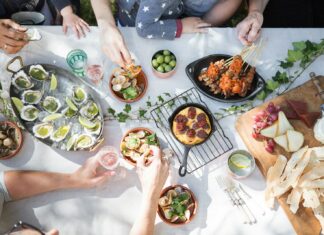 바쁜 일상 속에서도 충분히 가능한 ‘마음 챙김 식사법’, 건강을 담다 people holding clear drinking glasses
