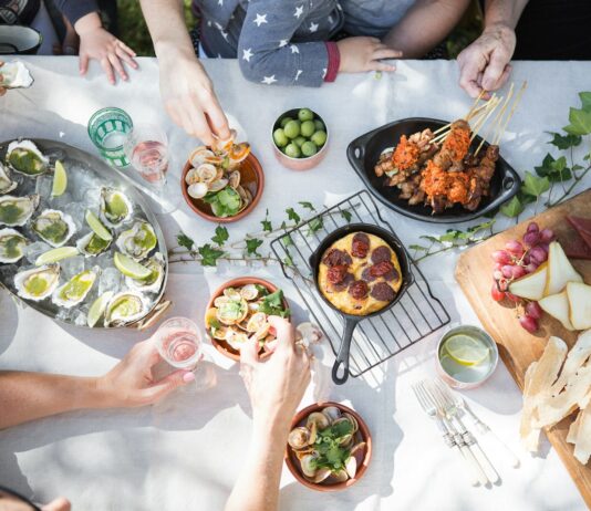 바쁜 일상 속에서도 충분히 가능한 ‘마음 챙김 식사법’, 건강을 담다 people holding clear drinking glasses