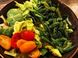 “덜고, 더하고, 새롭게” 건강한 식단, 작은 변화에서 시작하세요 a brown bowl filled with vegetables on top of a wooden table