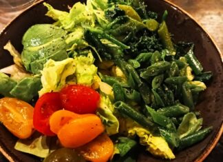 “덜고, 더하고, 새롭게” 건강한 식단, 작은 변화에서 시작하세요 a brown bowl filled with vegetables on top of a wooden table