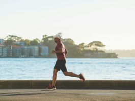부상이라는 그림자: 족저근막염과 무릎 통증 정면 돌파! man running near sea during daytime