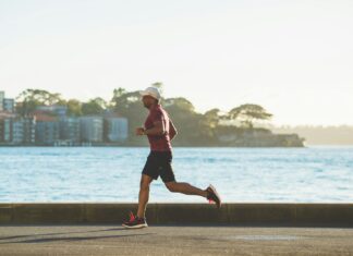 부상이라는 그림자: 족저근막염과 무릎 통증 정면 돌파! man running near sea during daytime