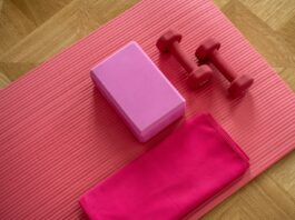필라테스, 일상 속 건강한 움직임으로 인기…집에서도 쉽게 실천하는 비법은? pink dumbbell on pink textile