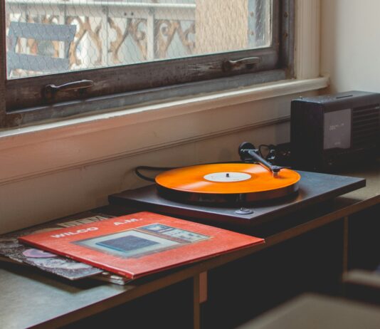 아침 루틴 바꾸기, 하루의 활력을 더하다 gray turntable playing