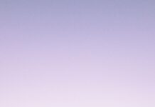 도심 속 사바사나: “운동 끝나고 잠만 자는데?” 송장 자세가 주는 휴식의 진정한 가치 silhouette photography of woman standing on right foot