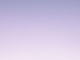 도심 속 사바사나: “운동 끝나고 잠만 자는데?” 송장 자세가 주는 휴식의 진정한 가치 silhouette photography of woman standing on right foot