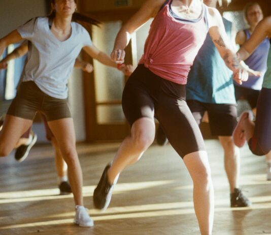 무릎이 아픈 당신을 위한 ‘로우 임팩트’ 댄스 가이드 group of women running on brown wooden floor