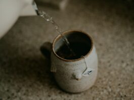 “나를 위한 작은 변화, 웰니스 문화가 일상으로 스며든다” a cup of coffee is being filled with water