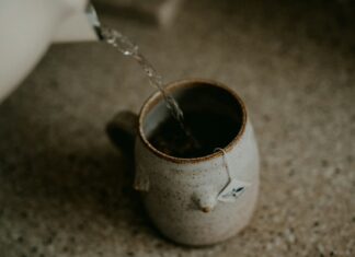 “나를 위한 작은 변화, 웰니스 문화가 일상으로 스며든다” a cup of coffee is being filled with water