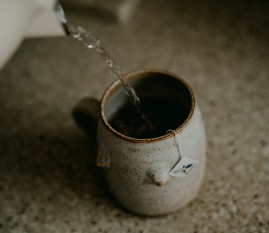 “나를 위한 작은 변화, 웰니스 문화가 일상으로 스며든다” a cup of coffee is being filled with water