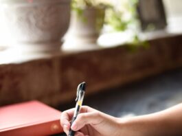 ‘마음 챙김’이 일상이 되다… 정신건강 돌보는 작지만 큰 변화 a person writing on a piece of paper with a pen