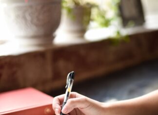 ‘마음 챙김’이 일상이 되다… 정신건강 돌보는 작지만 큰 변화 a person writing on a piece of paper with a pen