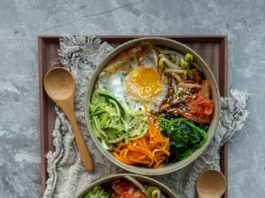 일상 속에서 경험하는 웰니스 문화…건강과 마음 챙기기의 새로운 트렌드 brown wooden ladle and white ceramic bowl with soup