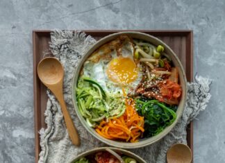 일상 속에서 경험하는 웰니스 문화…건강과 마음 챙기기의 새로운 트렌드 brown wooden ladle and white ceramic bowl with soup