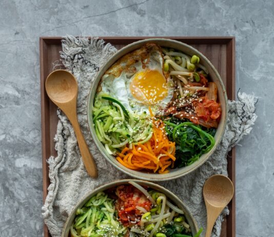 일상 속에서 경험하는 웰니스 문화…건강과 마음 챙기기의 새로운 트렌드 brown wooden ladle and white ceramic bowl with soup