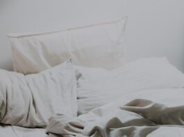 건강한 수면 습관, 일상에서 쉽게 실천하는 방법 white pillows and bed comforter