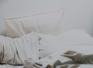 건강한 수면 습관, 일상에서 쉽게 실천하는 방법 white pillows and bed comforter