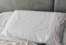 꿀잠을 위한 새로운 루틴, 수면 건강 트렌드와 실천법 A rumpled white duvet and pillows on a bed.