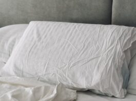 꿀잠을 위한 새로운 루틴, 수면 건강 트렌드와 실천법 A rumpled white duvet and pillows on a bed.
