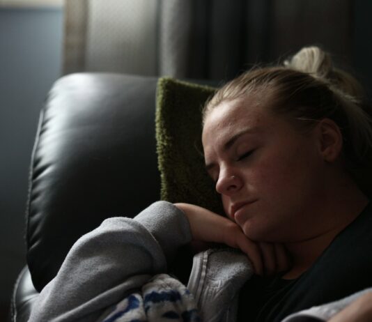 “잘 자야 잘 산다” 일상 속 수면 습관, 이렇게 바꿔보세요 boy in gray hoodie lying on black leather couch