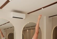 ‘홈트’ 트렌드와 함께 떠오르는 필라테스, 바르는 건강과 웰빙의 중심에 서다 Woman does a pilates exercise on a reformer.