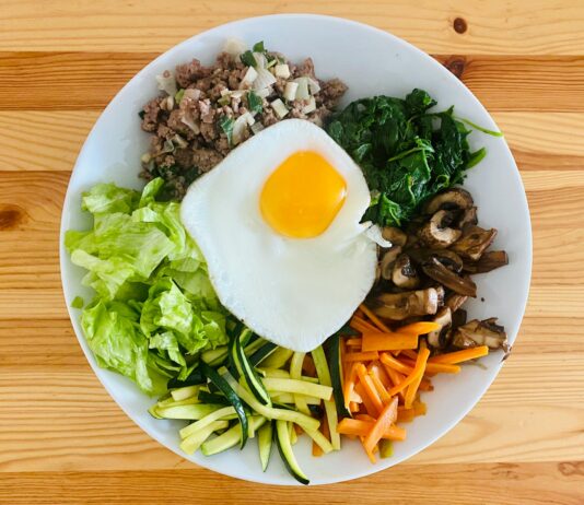 건강한 식단, 작은 변화로 실천하세요…한국 일상에 맞춘 실천법 제안 egg on white ceramic plate
