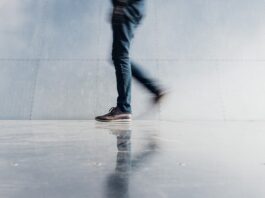 일상 속 ‘걷기 루틴’이 만든 긍정적 변화… 소소한 실천법 인기 person wearing blue denim jeans beside gray wall