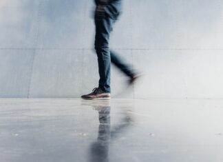 일상 속 ‘걷기 루틴’이 만든 긍정적 변화… 소소한 실천법 인기 person wearing blue denim jeans beside gray wall