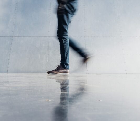 일상 속 ‘걷기 루틴’이 만든 긍정적 변화… 소소한 실천법 인기 person wearing blue denim jeans beside gray wall
