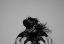 일상 속 스트레스 관리, 작지만 효과적인 새로운 습관이 뜬다 a woman covering her face with her hands