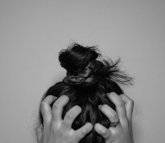 일상 속 스트레스 관리, 작지만 효과적인 새로운 습관이 뜬다 a woman covering her face with her hands
