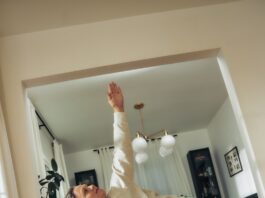 바쁜 일상 속 웰니스, 작은 실천에서 시작된다 A woman does a yoga pose on a mat.