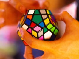 “뇌도 운동이 필요하다…일상 속 뇌건강 지키는 최신 트렌드와 실천법” person holding 3 x 3 rubiks cube