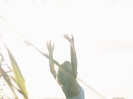 일상에 스며드는 ‘웰니스 문화’, 나만의 건강 루틴 만들기 woman standing near body of water