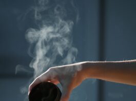 일상을 바꾸는 웰니스 문화, 지속가능한 건강 루틴이 뜬다 person pouring hot water on white cup