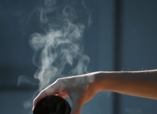 일상을 바꾸는 웰니스 문화, 지속가능한 건강 루틴이 뜬다 person pouring hot water on white cup