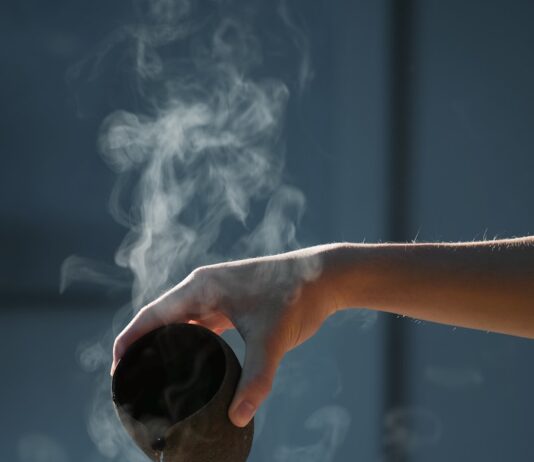 일상을 바꾸는 웰니스 문화, 지속가능한 건강 루틴이 뜬다 person pouring hot water on white cup