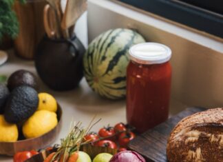 여성 건강관리, 일상 속 작은 변화가 큰 힘…최신 트렌드와 실천 팁 Fresh produce including tomatoes, carrots, and avocados on a counter.