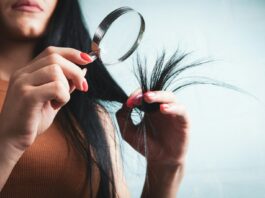 집에서 시작하는 건강한 모발 관리, 최신 트렌드와 실천 팁 Woman examining split ends of hair with magnifying glass