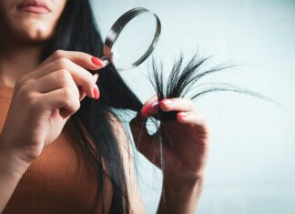 집에서 시작하는 건강한 모발 관리, 최신 트렌드와 실천 팁 Woman examining split ends of hair with magnifying glass