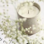 일상 속 스트레스, 소소한 변화로 건강하게 다스린다 white candle in clear glass holder