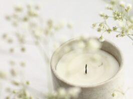 일상 속 스트레스, 소소한 변화로 건강하게 다스린다 white candle in clear glass holder