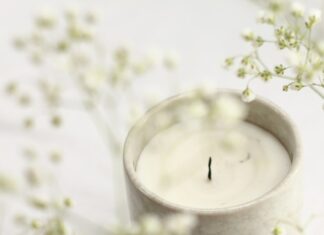 일상 속 스트레스, 소소한 변화로 건강하게 다스린다 white candle in clear glass holder