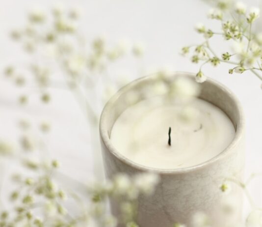 일상 속 스트레스, 소소한 변화로 건강하게 다스린다 white candle in clear glass holder