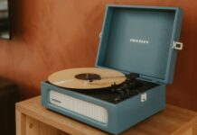 일상의 작은 변화로 지키는 정신건강, 건강 트렌드와 실천법 A blue record player with a record on it.